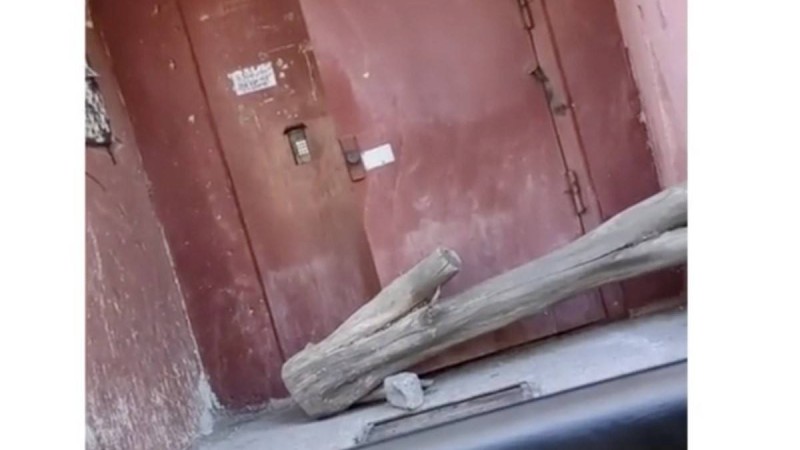 Теміртауда карантинге жабылған көпқабатты үйдің есігін әлдебіреулер бөренемен тіреп тастады (видео) - Қазақстан жаңалықтары