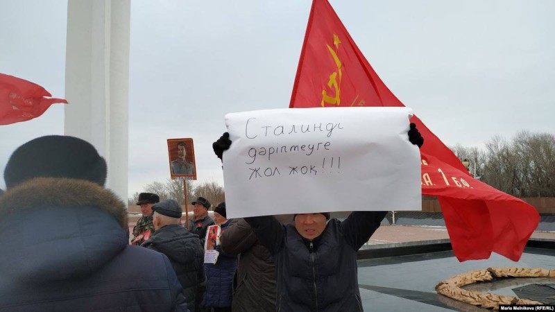 Оралда Сталинге арнап гүл шоғын қойды; акцияға қарсылық танытқан адам ұсталды