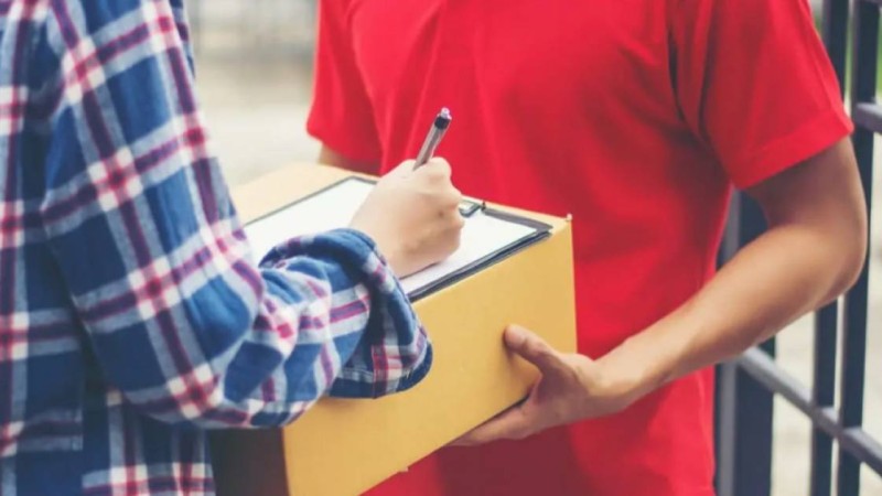 Жаңа аяқ киімнің орнына шабарман марихуана толтырылған қорап әкелген