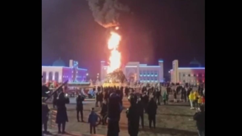 Тараздағы жаңа жылдық шырша өртеніп тынды (ВИДЕО)