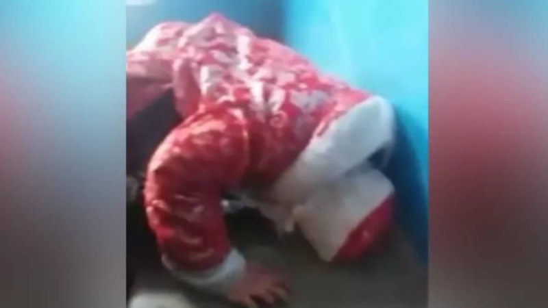 Подъезде мас боп ұйықтап қалған Аяз ата күлкіге қалды (ВИДЕО)