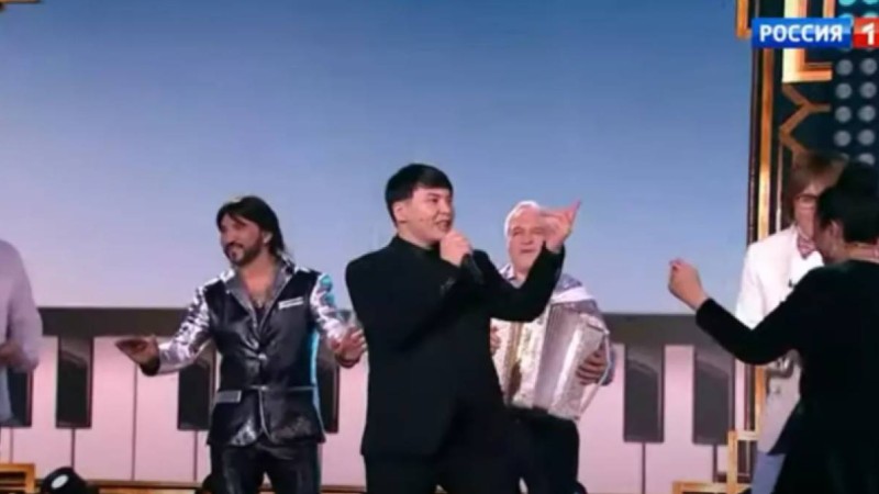 "Шудың бойында" әнін Малаховтың шоуында орындаған Ахан Отыншиев ресейліктерді тәнті етті