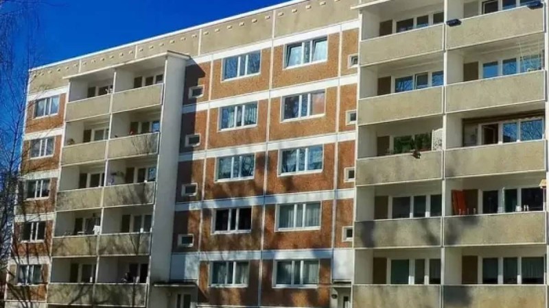 Жезқазғанда бесінші қабаттың терезесінде отырған бала тұрғындарды шошытты (ВИДЕО)