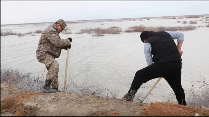 Атырау облысында өзен арнасын бұзу үшін бөгеттерді бұзу жұмысы басталды