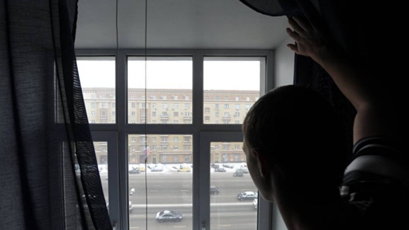 Терезеден секіріп кетті: қазақстандық карантиннен қашты