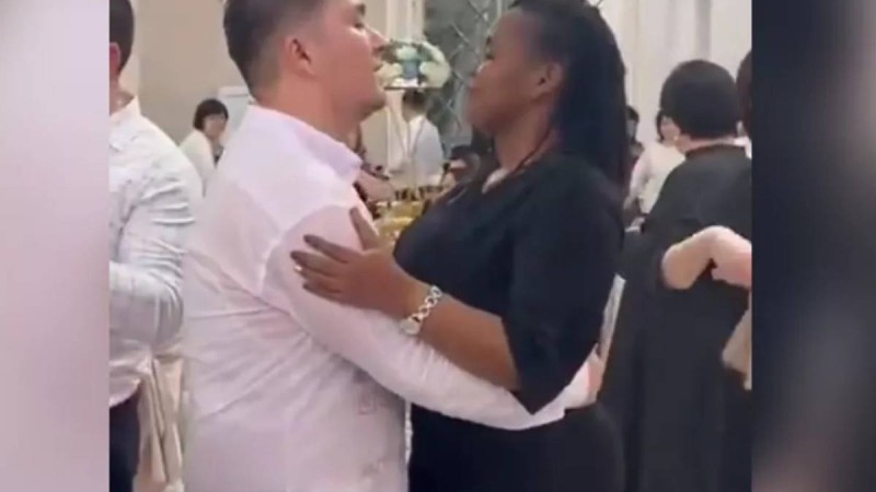 «Африкаға +1 күйеу бала»: Африкалық қызды құшақтап билеген қазақ жігіт жұрттың сынына қалды (ВИДЕО)