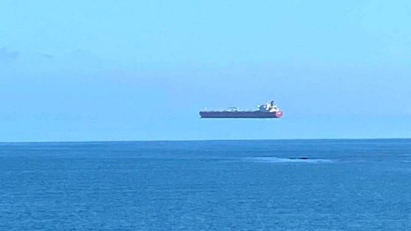 Аспанда "жүзген" кеме суретке түсіп қалды