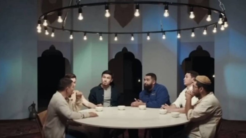 "Дұрыс емес киінгендіктен": Зорлық-зомбылықтың себебін қыздарға жаппақ болған ерлердің подкасты желі қолданушылардың шамына тиді