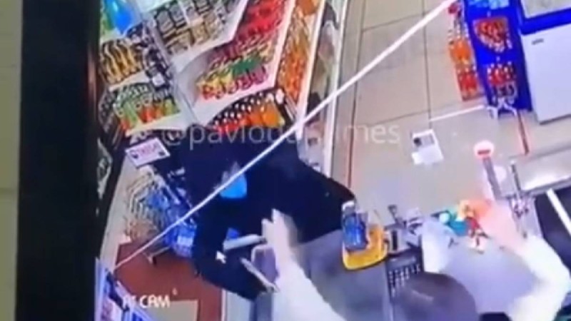 Павлодарда жас қыз супермаркетті тонамақ болған ер адамды ұрып тастады (видео)