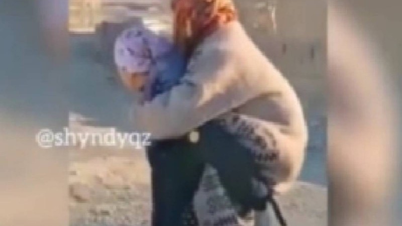 Енесін арқалаған келіннің әрекеті жұртты сүйсінтті (ВИДЕО)