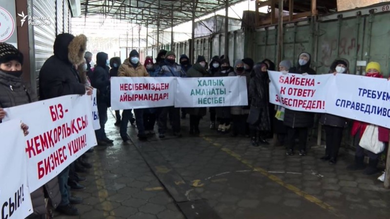 Байбекке "жақын" адамдар "Рахат" базарына иелік етпек. Халық көмек сұрады