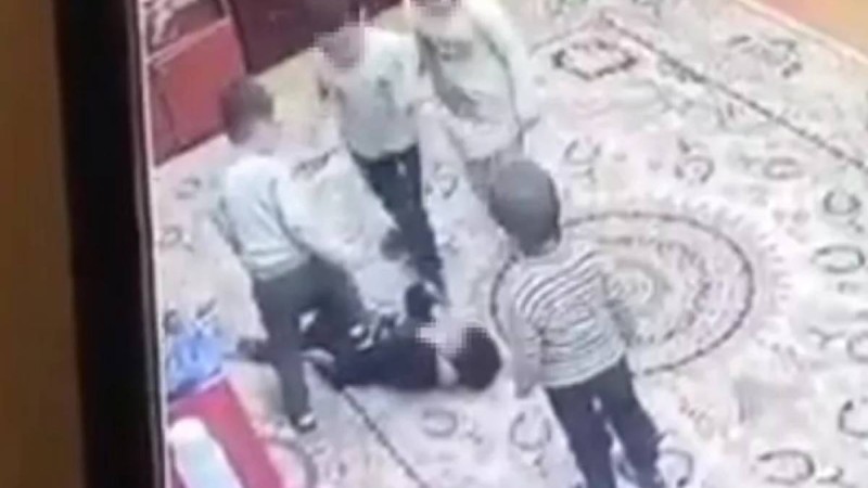 Бүлдіршінді жабыла тепкілеген балалардың видеосы жұртты шошытты (ВИДЕО)