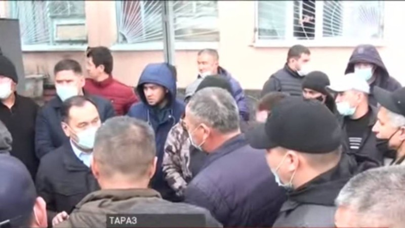 "Жұмыс істетпей отыр": Таразда жүзге жуық такси жүргізушісі наразылыққа шықты