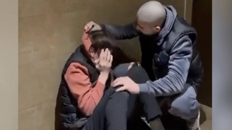 Беттен ұрма, родной: Алматыда ер адам жас баланы аяусыз сабаған