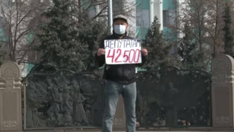 Алматылық белсенді депутаттарға 42 500 теңге жалақы беруді талап етті
