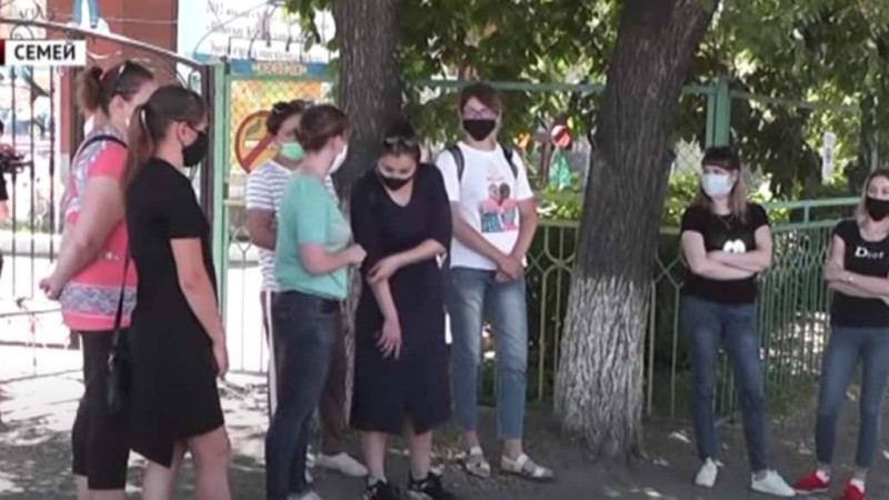 "Еттен сабынның иісі шығады": Семейдегі аспаздың желідегі видеосын көрген ата-аналар шу шығарды - Қазақстан жаңалықтары