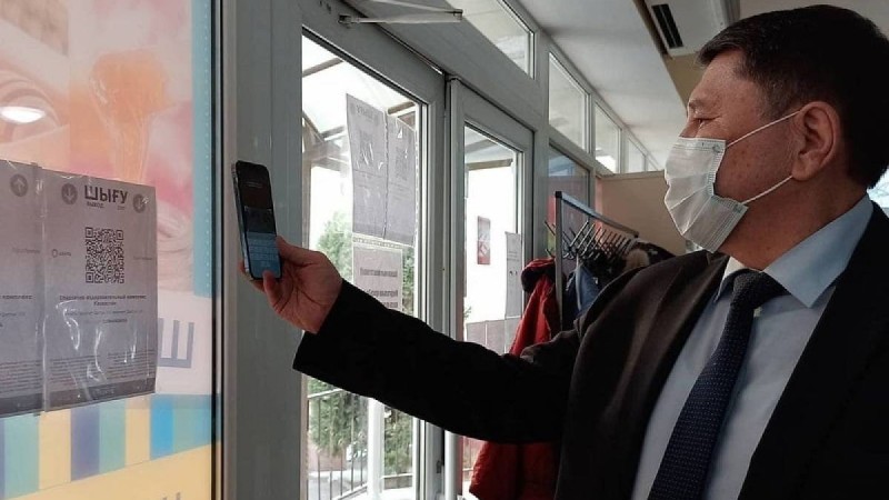 iPhone 12 ұстап тұрған Жандарбек Бекшин желіде қызу талқыға түсті