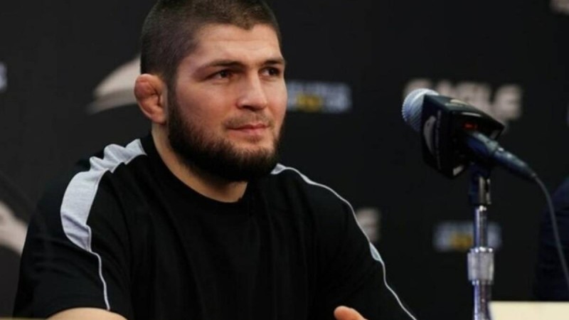 Хабиб Нұрмагомедов достарын құтқарған қазақстандық балаға кітап сыйлады