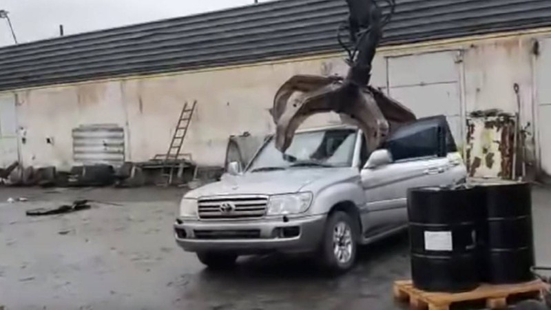 Қазақстанда АҚШ елшілігіне тиесілі бағалы көліктердің утилизациясы түсірілген видео желіде тарады - Қазақстан жаңалықтары