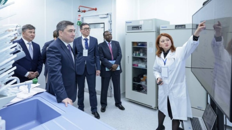 Премьер-Министр Олжас Бектенов NU-дың жоғары функционалды зертханаларымен және ғалымдардың жаңа әзірлемелерімен танысты