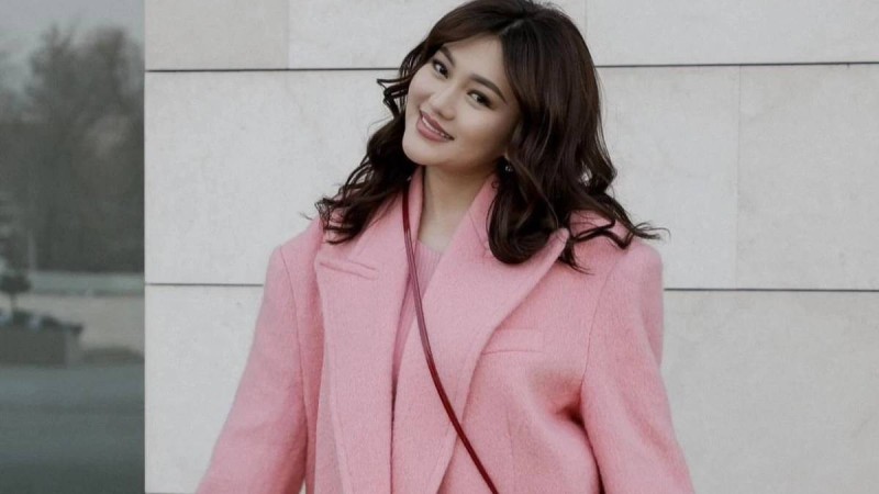 "Қылыш, қамшы, пышақ": Ерке Есмахан Айнұр Тұрсынбаеваның күйеуі сыйлаған сыйлықты көрсетті