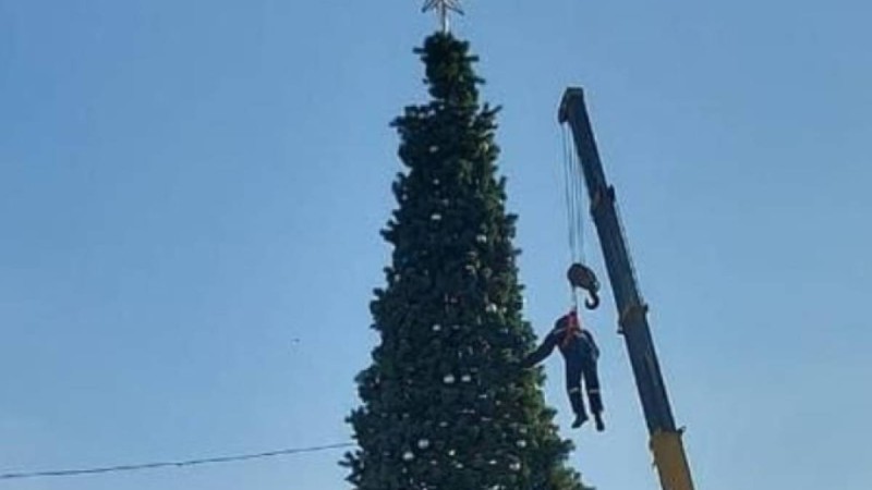 Кранда ілініп, шырша безендірген жұмысшы жазалануы мүмкін