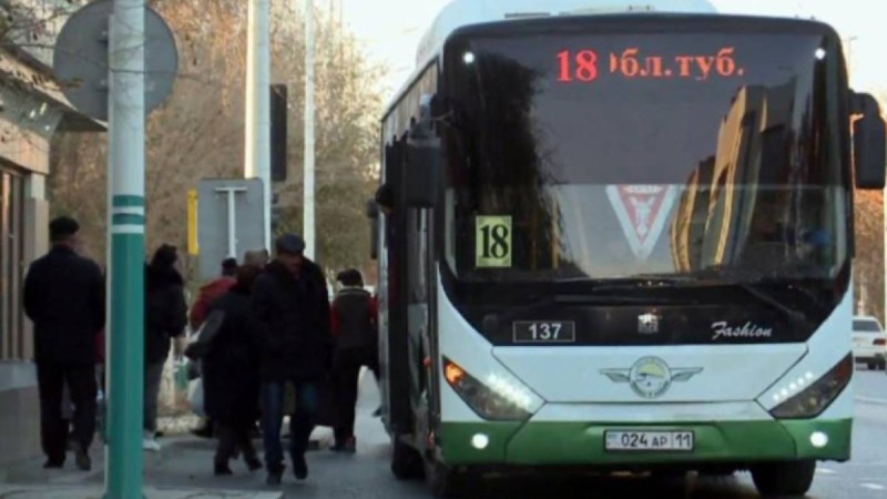 Автобустың жолын кесіп, жолаушылар ұшып кетті: Нұр-Сұлтандағы жантүршігерлік видео жарияланды