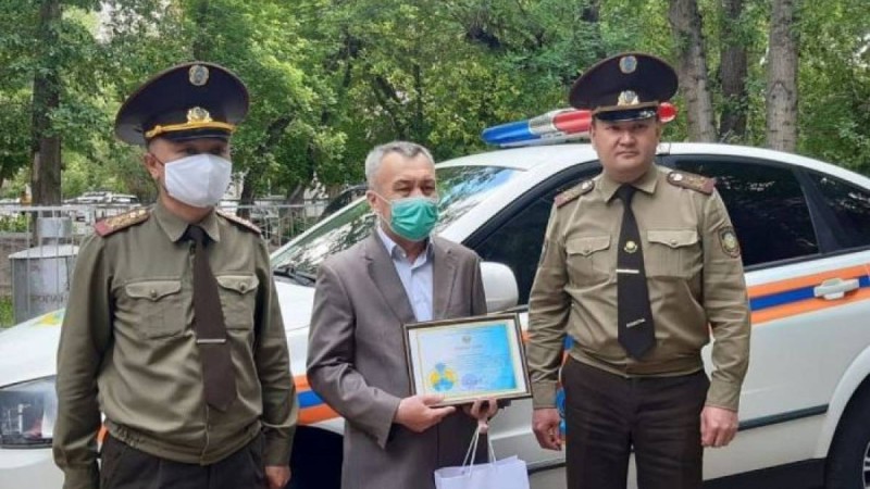 Нұр-Сұлтанда балаларды жанып жатқан көліктен құтқарған ер адам марапатталды
