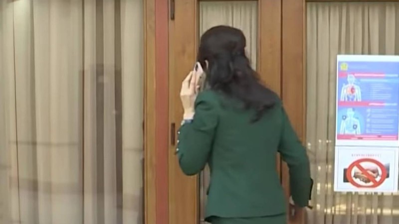 Журналистерден қашқан бір топ депутат күлкіге қалды (ВИДЕО)