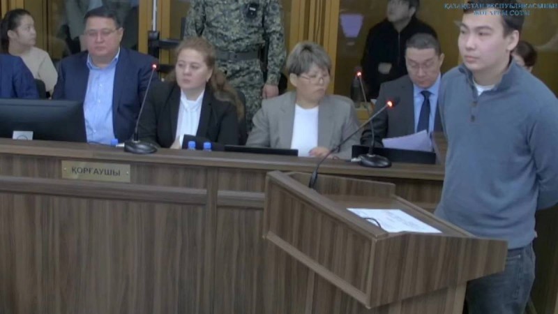 "Алқабилерге теріс қарап тұрып жауап береді": Адвокаттардың шағымынан кейін Бишімбаев сотындағы трибуна орны ауыстырылды