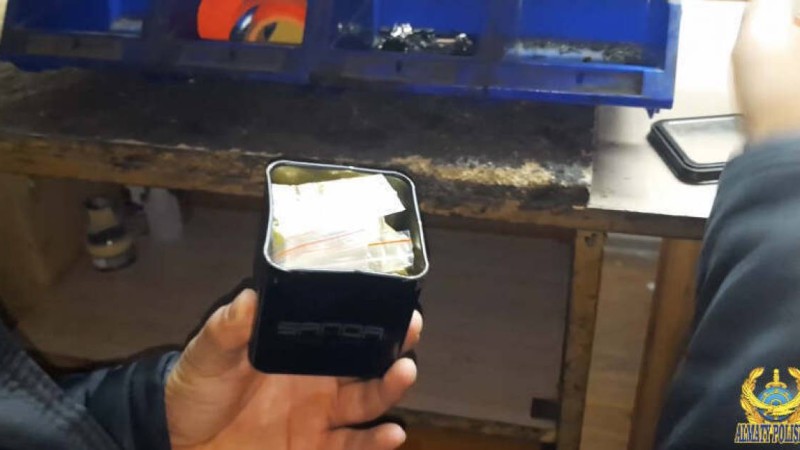 Алматыда саңырау-мылқау етікші есірткімен ұсталды