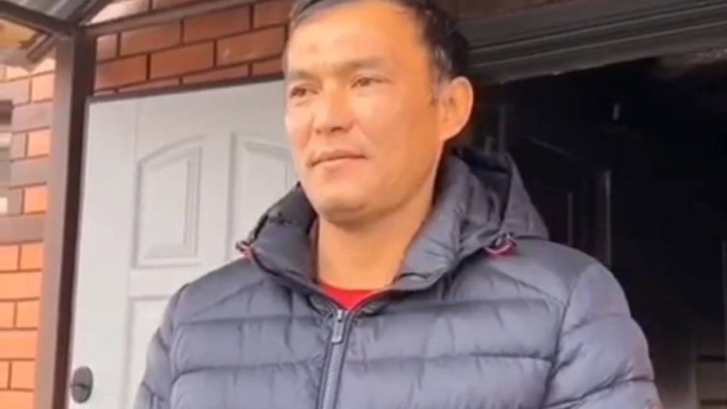 Ауыл әкімі өртеніп жатқан үйден газ баллонын алып шықты