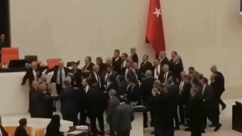 Түрік депутаттарының пікірталасы төбелеспен аяқталды (видео)