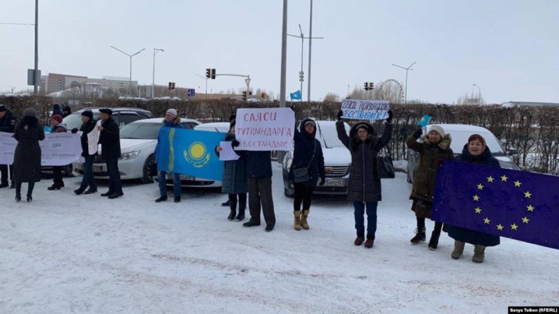 Нұр-Сұлтанда изолятордан шыққан белсенділерді полицияға апарды