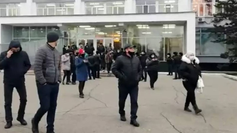 «Біз шаршадық» - карантин шараларына ашулы семейлік кәсіпкерлер митингке шығып, әкімдікке келді