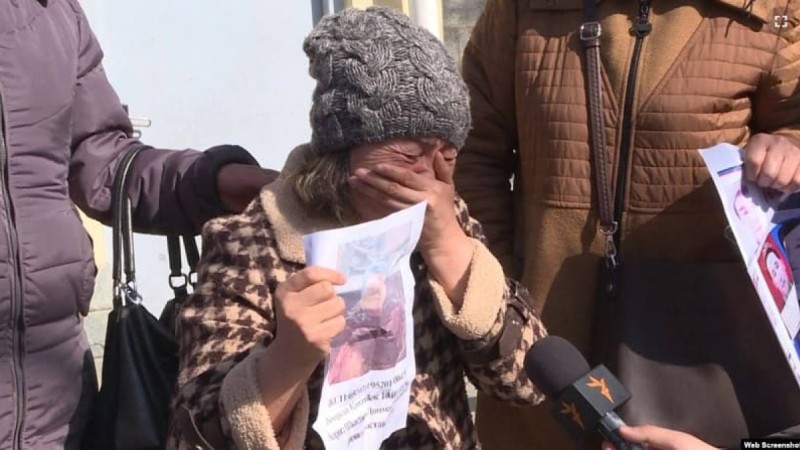 Қытайда қамалған туыстарына іздеу салып, консулдық алдында наразылық өткізгендердің бірі талып қалды