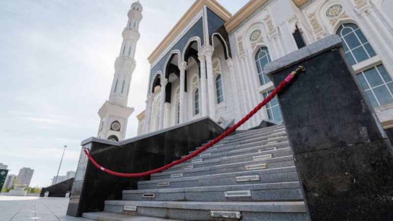 Қадір түнінде бір топ жігіт Әзірет Сұлтан мешітінің алдына жиналды