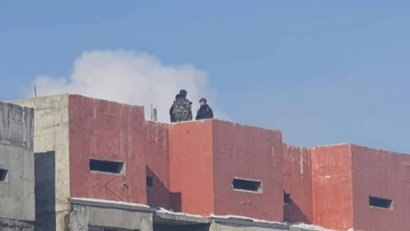 Алматыда биіктен полиция қызметкері құлап кетті