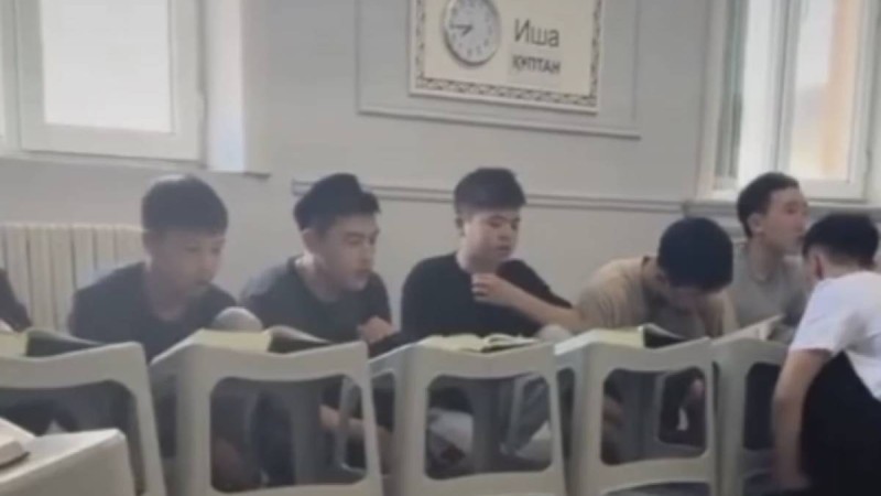 Желіде оқушылардың  Құран оқып жатқан видеосы тарады