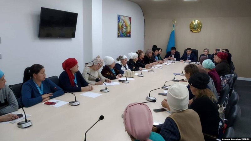 Ақордаға барып шағымданбақ болған аналарды министрлік өкілдері қабылдады