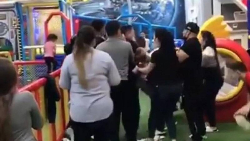 Алматыдағы сауда орталықтарының бірінде ата-аналар төбелес шығарды