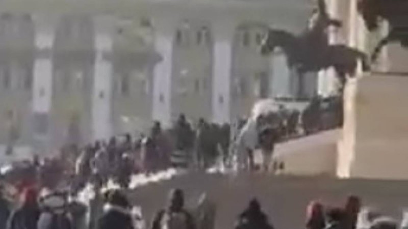 Моңғолия халқы наразылыққа шығып, үкімет үйіне басып кірді