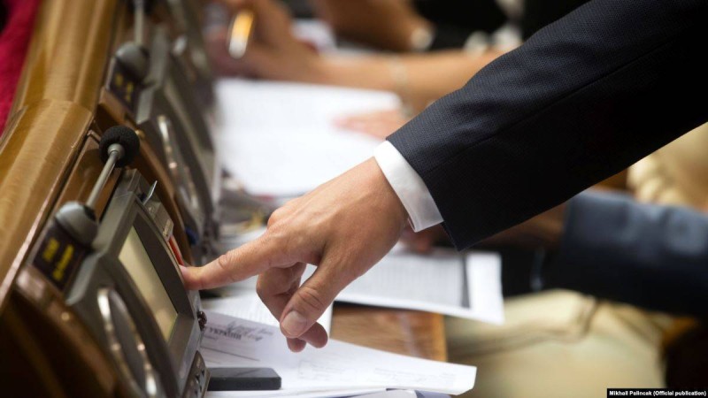 Украинада депутаттардың тиіспеушілік мәртебесін жойды