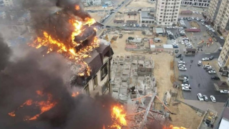 Ақтауда өртеніп жатқан тұрғын үй кешенінен 50 адам эвакуацияланды (ВИДЕО)