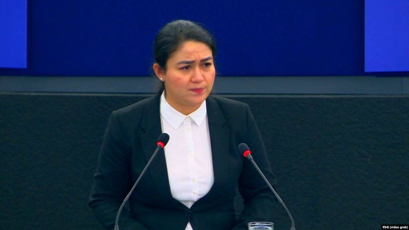 Қытай түрмесінде отырған ұйғыр белсендісінің қызы әкесіне берілген сыйлықты алды