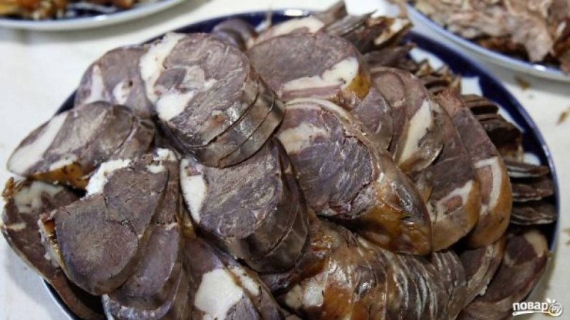 18 жастағы аспаз сушиге қазы қосып, әзірлеп жүр (ВИДЕО)