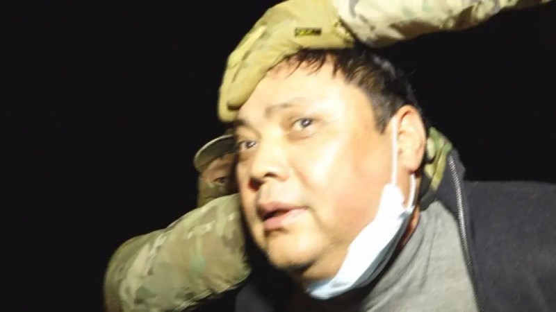 Қырғыз олигархы Райымбек Матраимов қолына кісен салынып, Бішкекке жеткізілді