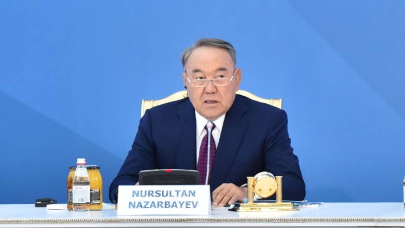 Назарбаев коронавируспен күреске 200 млн теңге бөлді
