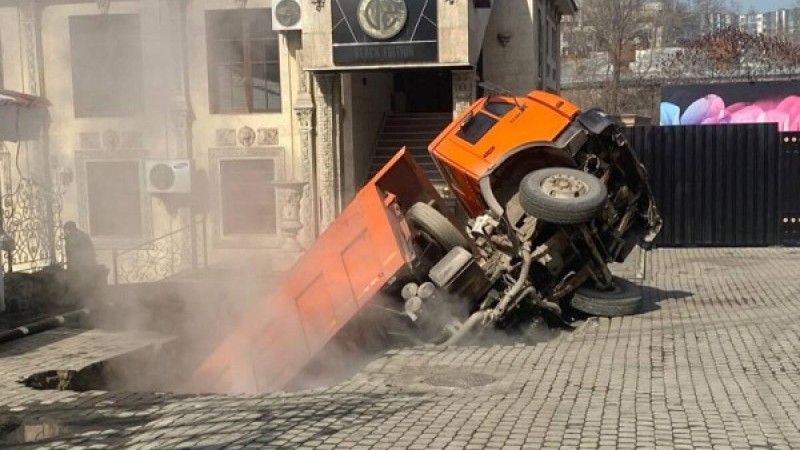 Алматыда жүк көлігі жер астына түсіп кетті