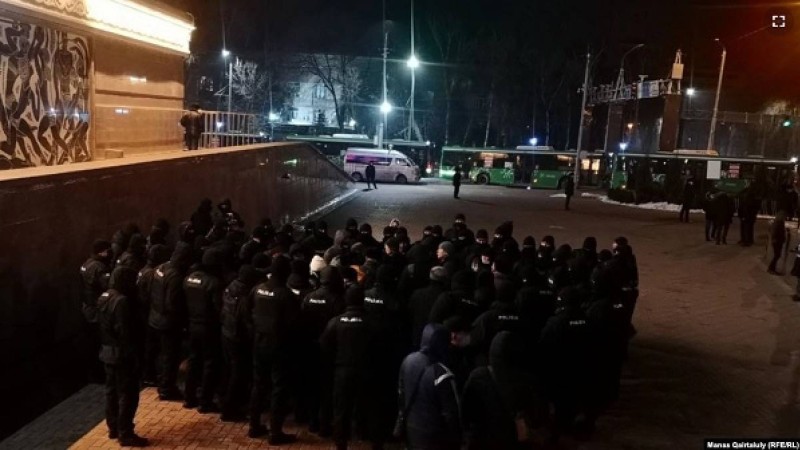 Алматыда полиция құрсауында тұрған белсенділерді босатты. "Кеттлинг" 10,5 сағатқа созылды (видео)